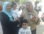 صور.. مصر جميلة.. أطفال يشاركون فى عرس الاستفتاء مع آبائهم فى إمبابة