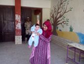 "ليلى حاضرة وشاهدة وهتكتب".. أصغر مشارك فى "طابور الاستفتاء" على تعديلات الدستور بـ"15 مايو".. والدتها اصطحبتها للجنة وصوتت بـ"نعم" وقالت : "مطمنة على مستقبل بنتى.. وبكرة تكبر وتعرف أنها عملت الصح  