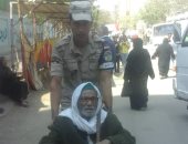صور.. رجال الجيش والشرطة يساعدون الناخبين خلال مشاركتهم فى الاستفتاء