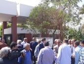 عمال بترول أسيوط يتوافدون للمشاركة فى التصويت على التعديلات الدستورية