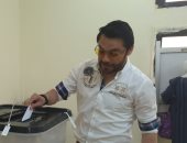 أحمد حسن يدلى بصوته فى الاستفتاء على التعديلات الدستورية.. صور