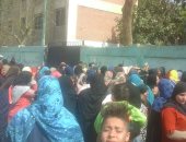 زحام فى لجان دائرة منشأة القناطر بالجيزة للمشاركة فى الاستفتاء