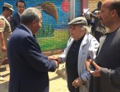 فيديو وصور.. وزير التموين يصافح المواطنين عقب الإدلاء بصوته فى الاستفتاء 