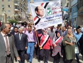 صور.. وكيل تعليم كفر الشيخ تقود مسيرة فى حب مصر توزع الحلوى على المواطنين