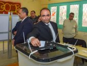 نائب محافظ الإسكندرية يدلى بصوته فى الاستفتاء.. ويؤكد: رسالة للعالم