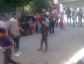 أطفال يحتفلون أمام للجان الاستفتاء على تعديلات الدستور بالجيزة..صور