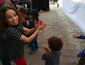 أطفال يرقصون على نغمات الأغانى الوطنية أمام لجان الاستفتاء