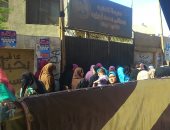 إغلاق مدرسة مصطفى أبو زيد بالبدرشين لتنظيم الصفوف بسبب الزحام الشديد.. صور