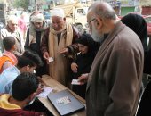 صور.. كبار السن يصطفون أمام لجان الاستفتاء على تعديل الدستور بالوراق