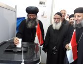 صور.. رئيس الدير المحرق يدلى بصوته فى الاستفتاء على الدستور فى أسيوط