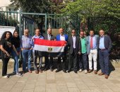 المصريون بهولندا يدلون بأصواتهم بالاستفتاء لليوم الثانى رافعين علم مصر