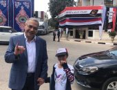 درس × صورة.. حفيدة رئيس المصريين الأحرار ترافق جدها فى استفتاء الدستور