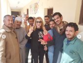 نادية الجندي تدلي بصوتها فى الاستفتاء على الدستور