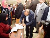 صور.. وزير الصناعة يدلى بصوته فى الاستفتاء على التعديلات الدستورية..ويؤكد: واجب وطنى