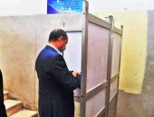 صور.. وزير التجارة والصناعة يدلى بصوته فى الاستفتاء على الدستور بالدقى