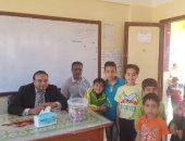 رئيس لجنة ببنى سويف يوزع الحلوى على الأطفال أثناء الاستفتاء على الدستور 