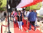 صور.. استفتاء مدينتى.. عربات "سوشى" للأكل.. و"موديلز" وسجادة حمراء خارج اللجان