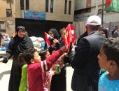 نائب بولاق يوزع أعلام مصر على أهالى بولاق ويحثهم على المشاركة فى الاستفتاء
