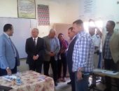 صور.. محافظ الأقصر يتفقد لجان مدينة إسنا.. والأهالى يهتفون "تحيا مصر"