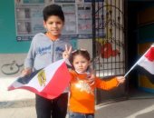 "كريم وفريدة" أطفال يرفعون أعلام مصر داخل لجنة الاستفتاء بالمحله الكبرى