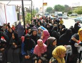 صور.. إقبال الناخبين الوافدين بلجان مدرسة سيزا نبراوى بالتجمع الخامس