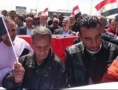مسيرة حب مصر لعمال الوطنية للتكرير خلال مشاركتهم الاستفتاء.. فيديو