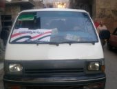 متطوعون ينقلون المواطنين إلى منازلهم مجانا بعد مشاركتهم بالاستفتاء