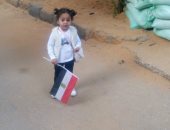 طفلة تشارك والديها فى الاستفتاء على التعديلات الدستورية بالأعلام بالجيزة