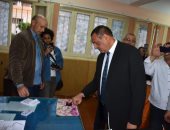 محافظ البحيرة يدلى بصوته فى الاستفتاء على التعديلات الدستورية