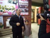 أحد مواطني التجمع يلقي قصيدة شعر عقب الإدلاء بصوته في الاستفتاء