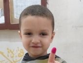 "محمد" يشارك والده فى استفتاء التعديلات الدستورية بالفيوم