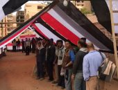 توافد المواطنين أمام مدرسة طه حسين بمدينة نصر للمشاركة بالاستفتاء