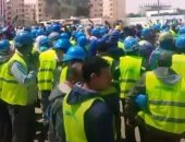 "حاتم" مع العاملين بالعلمين الجديدة أمام لجان استفتاء التعديلات الدستورية