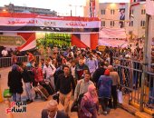 صور.. المغتربون وعمال السكة الحديد يدلون بأصواتهم فى لجنة محطة مصر