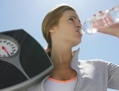 علامات تحذرك. شرب مياه أكثر من احتياجات الجسم يسبب أضرارا عديدة