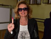 فيديو وصور.. الفنانة يسرا تدلى بصوتها.. وتؤكد: "لازم نخاف على بلدنا"