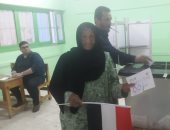 سيدة عجوز بالشرقية تقطع مسافة 5 كيلو سيرا علي الأقدام للمشاركة بالاستفتاء