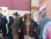 كراسى متحركة لمساعدة كبار السن وذوى الإعاقة فى الوصول للجان الاستفتاء