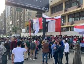 احتشاد المواطنين أمام مدرسة سيزا نبراوي بالتجمع للتصويت على تعديل الدستور