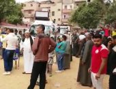 المواطنون يرددون الأغانى الوطنية أمام لجنة الصوفى بالفيوم 