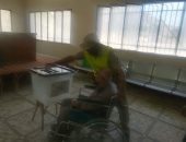 صور.. قوات الجيش والشرطة تساعد مسنا للإدلاء بصوته فى بنى سويف 