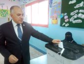 صور.. وزير الرى يدلى بصوته فى الاستفتاء بمدرسة القناة بزهراء المعادى