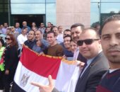 بهتافات تحيا مصر وصوتك أمانه.. العمال يشاركون فى الإستفتاء بلجان المغتربين