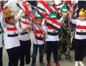 أطفال فيصل يرفعون أعلام مصر أمام لجان الاستفتاء على الدستور