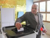 فيديو.. كمال عامر رئيس لجنة الدفاع بالبرلمان يدلى بصوته فى المنيل ــ فيديو وصور