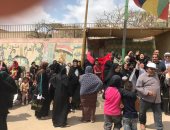 فيديو.. بعلم مصر ولافتات" إنزل شارك".. مواطنون يحتفلون بالاستفتاء على الدستور