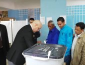 وزير الإسكان يدلى بصوته فى الاستفتاء على التعديلات الدستورية