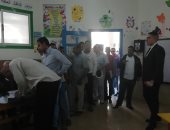 فيديو وصور.. طوابير المغتربين من العاملين بالسياحة أمام اللجان بالغردقة