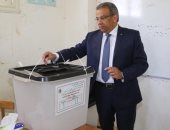 رئيس البريد يدلى بصوته فى استفتاء التعديلات الدستورية ويدعو الموظفين للمشاركة