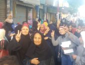 الشباب ينظمون مسيرة على أنغام الأغانى الوطنية أمام اللجان بالمرج 